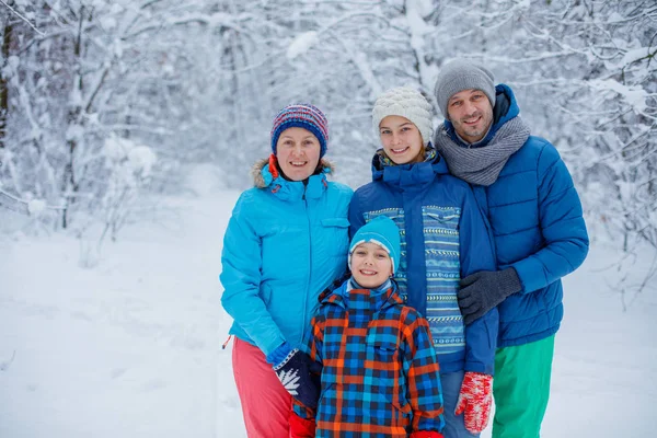 Ευτυχισμένη οικογένεια σε εξωτερικούς χώρους. Χιόνι. Χειμερινές διακοπές — Φωτογραφία Αρχείου