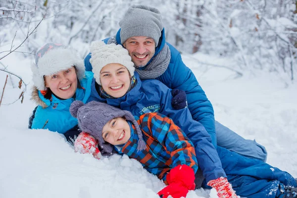 Buitenshuis en gelukkige familie. Sneeuw. Wintervakantie — Stockfoto