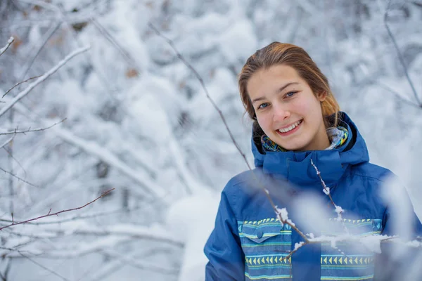 Όμορφη νεαρή κοπέλα σε πάρκο του χειμώνα — Φωτογραφία Αρχείου