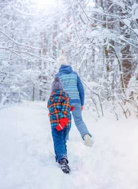 Mutlu çocuk karlı kış gününde oyun.