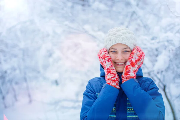 Belle jeune fille dans le parc d'hiver — Photo