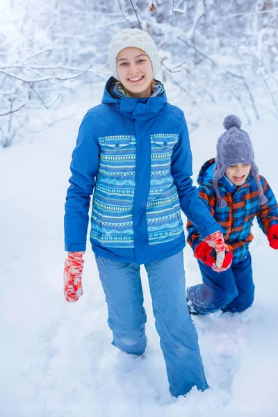 Crianças felizes brincando no dia de inverno nevado . — Fotografia de Stock