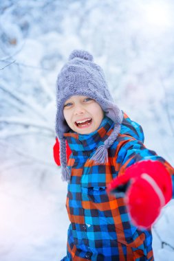 Kış park güzel genç çocuk