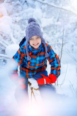 Kış park güzel genç çocuk