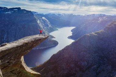 Kadın Trolltunga üzerinde atlama