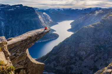 Selfie Trolltunga üzerinde yapma kadın