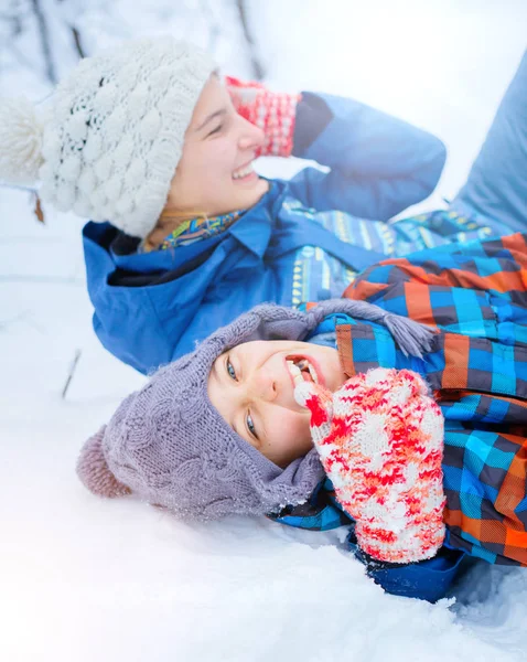 Glada barn som leker på snöig vinterdag. — Stockfoto