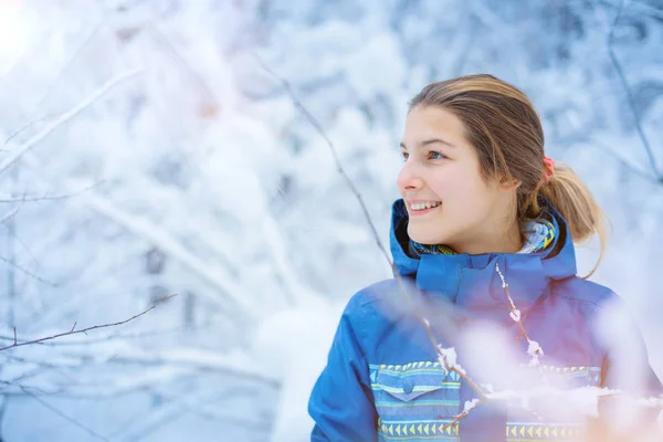 Belle jeune fille dans le parc d'hiver — Photo