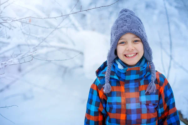Όμορφο νεαρό αγόρι στο χειμερινό πάρκο — Φωτογραφία Αρχείου