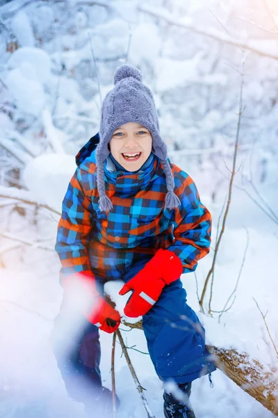 冬の公園で美しい少年 — ストック写真