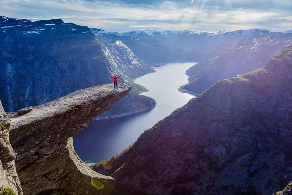 Γυναίκα να στέκεται στην χώρου (Trolltunga) — Φωτογραφία Αρχείου