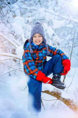 Kış park güzel genç çocuk