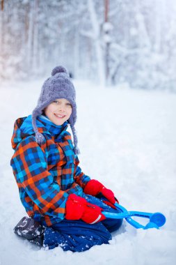 Kış park güzel genç çocuk