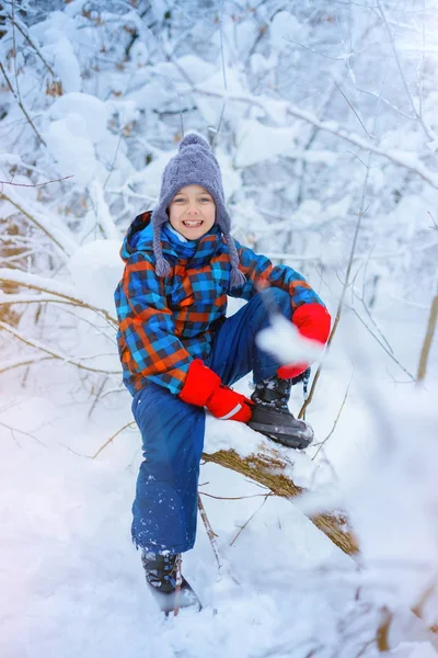 Mooie jonge jongen in winter park — Stockfoto