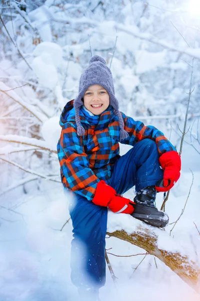 Mooie jonge jongen in winter park — Stockfoto