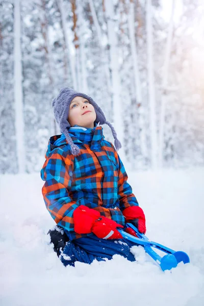 Bello giovane ragazzo nel parco invernale — Foto Stock