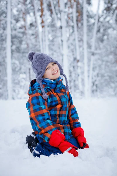Beau jeune garçon dans le parc d'hiver — Photo