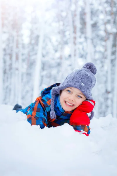 Mooie jonge jongen in winter park — Stockfoto
