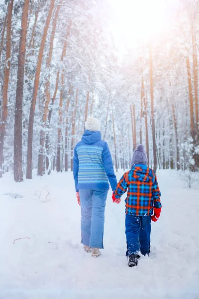 Crianças felizes andando e se divertindo no dia de inverno nevado . — Fotografia de Stock