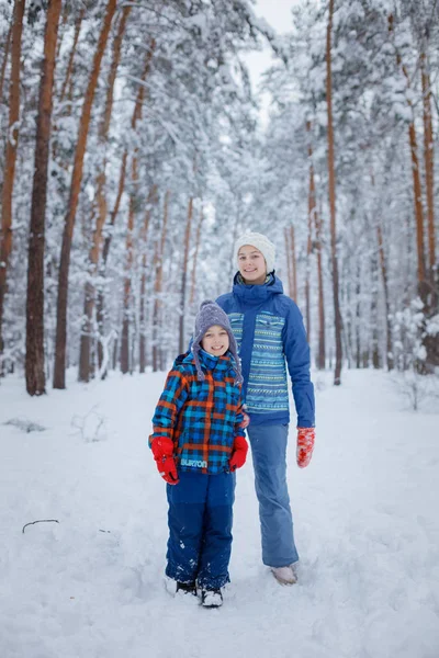 Glada barn gå och ha kul på snöig vinterdag. — Stockfoto