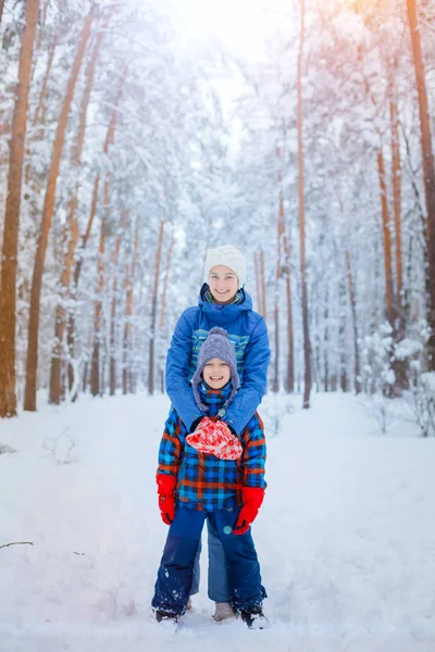 Fröhliche Kinder beim Spazierengehen und Spaß haben an einem verschneiten Wintertag. — Stockfoto