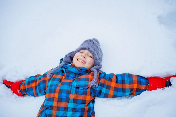 Hermoso niño en el parque de invierno —  Fotos de Stock