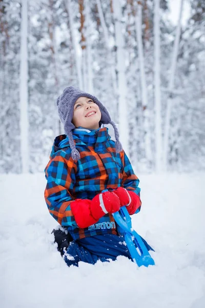 Beautiful young boy in winter park — Stock Photo, Image