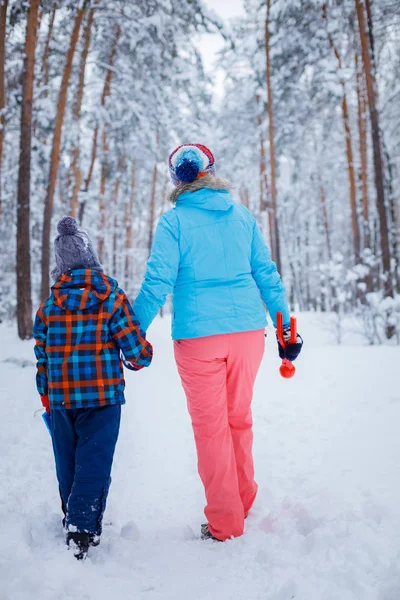 Moeder en zoon genietend van mooie winterdag — Stockfoto