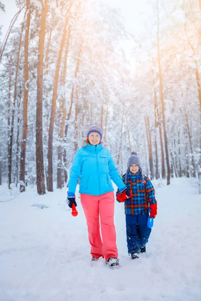 어머니와 아들 즐기고 아름 다운 겨울 날 — 스톡 사진