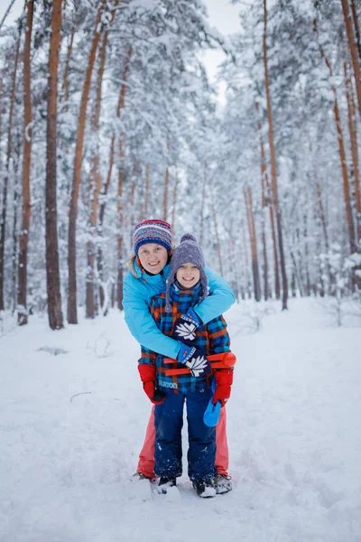 Мать и сын наслаждаются прекрасным зимним днем — стоковое фото