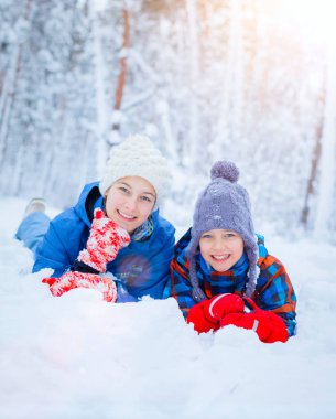 Mutlu çocuk karlı kış gününde oyun.