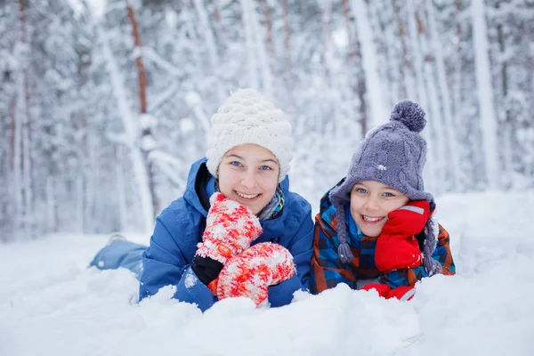 快乐的孩子们在白雪皑皑的冬日玩耍. — 图库照片