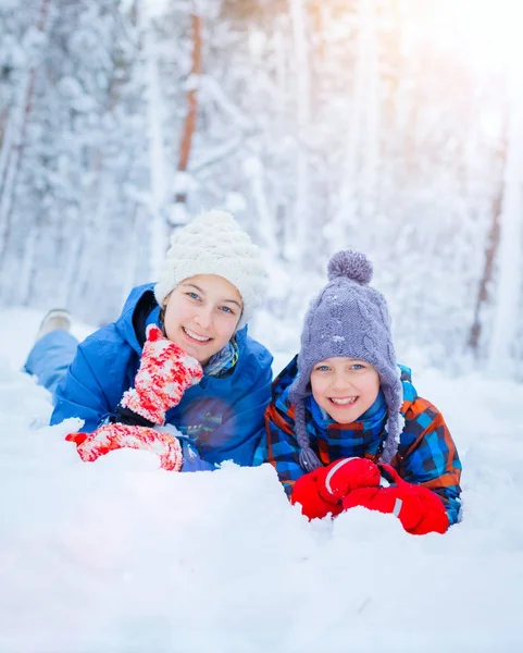 Mutlu çocuk karlı kış gününde oyun.