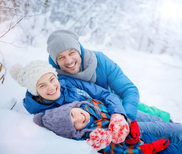 Vader en kinderen genieten van mooie winterdag — Stockfoto