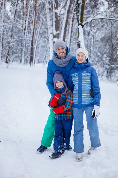 Pai e crianças desfrutando de belo dia de inverno — Fotografia de Stock