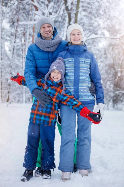 Vater und Kinder genießen schönen Wintertag — Stockfoto