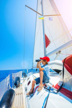 Küçük çocuk Kaptan gemide yat yaz yelken gezisi. Seyahat macera, çocuk ile ailecek tatile Yatçılık.