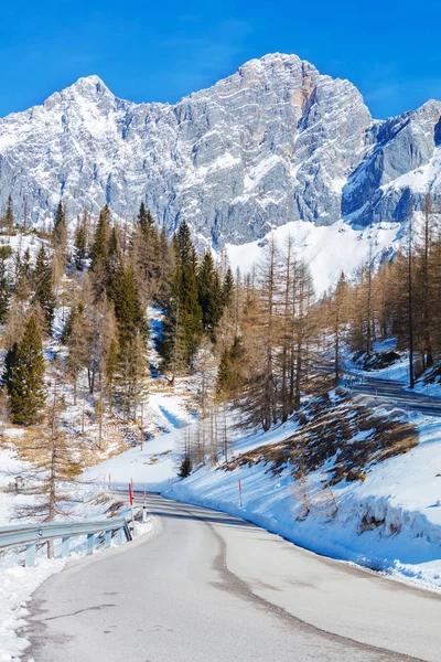 冬天在奥地利阿尔卑斯。路在山 — 图库照片