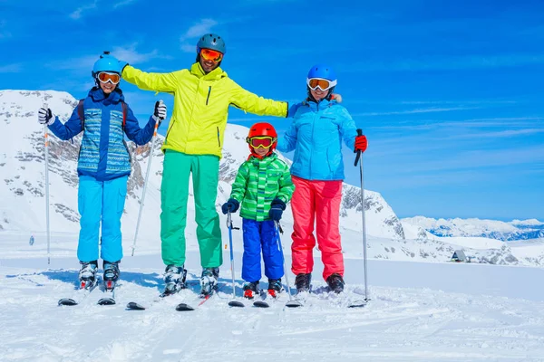 Familie genieten van winter vakanties — Stockfoto