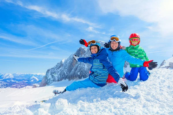 Familjen njuter av vintern semester — Stockfoto