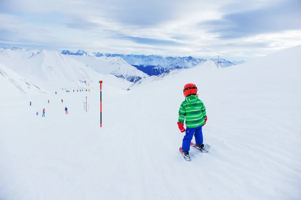 Skiër jongen in een winter ski-oord. — Stockfoto