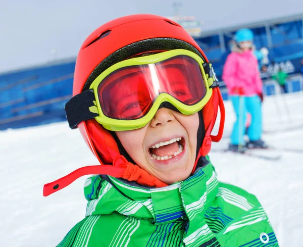 Niño esquiador en una estación de esquí de invierno . — Foto de Stock
