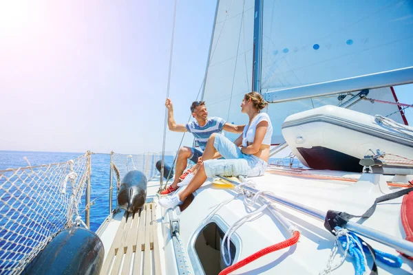 Padre con bambini adorabili che riposano sullo yacht — Foto Stock