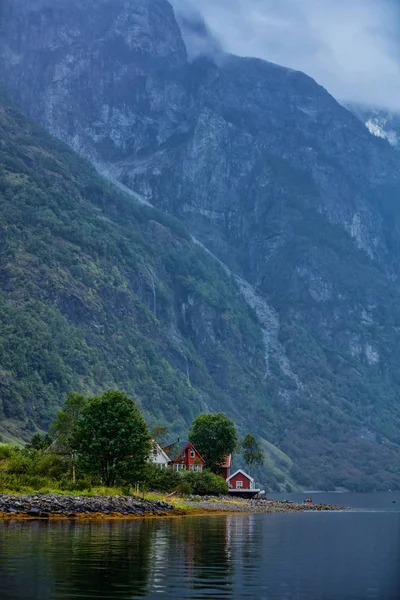 Casas vermelhas no fiorde na Noruega — Fotografia de Stock