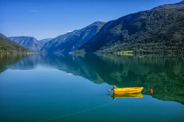 Barco de pesca navegando en el agua con montañas en Noruega . — Foto de Stock