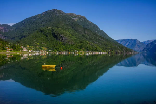 Barca da pesca a vela in acqua con montagne in Norvegia . — Foto Stock