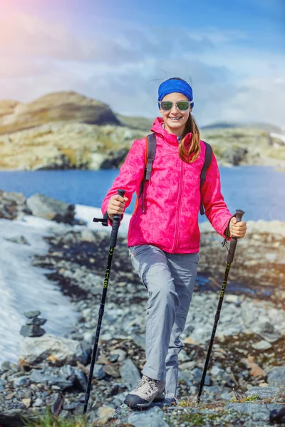 Meisje wandelaar naar de Noorse bergen — Stockfoto