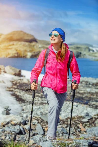 Meisje wandelaar naar de Noorse bergen — Stockfoto