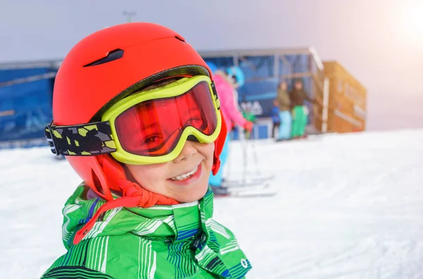 Skiër jongen in een winter ski-oord. — Stockfoto