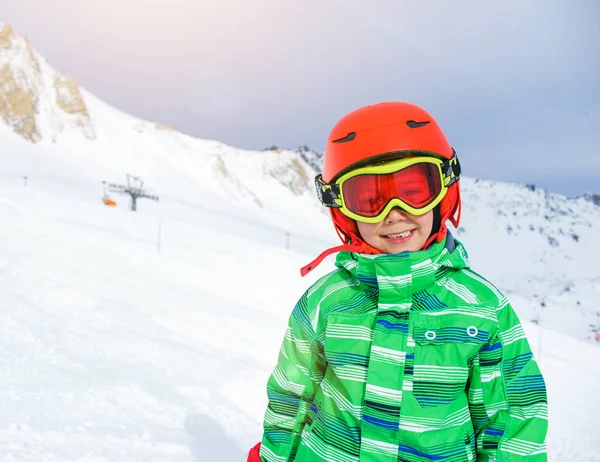Лыжный мальчик на зимнем горнолыжном курорте . — стоковое фото